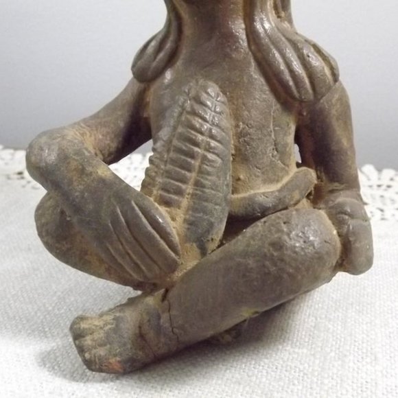 Vintage Seated Primitive Clay Figure with Maize - Picture 3 of 9